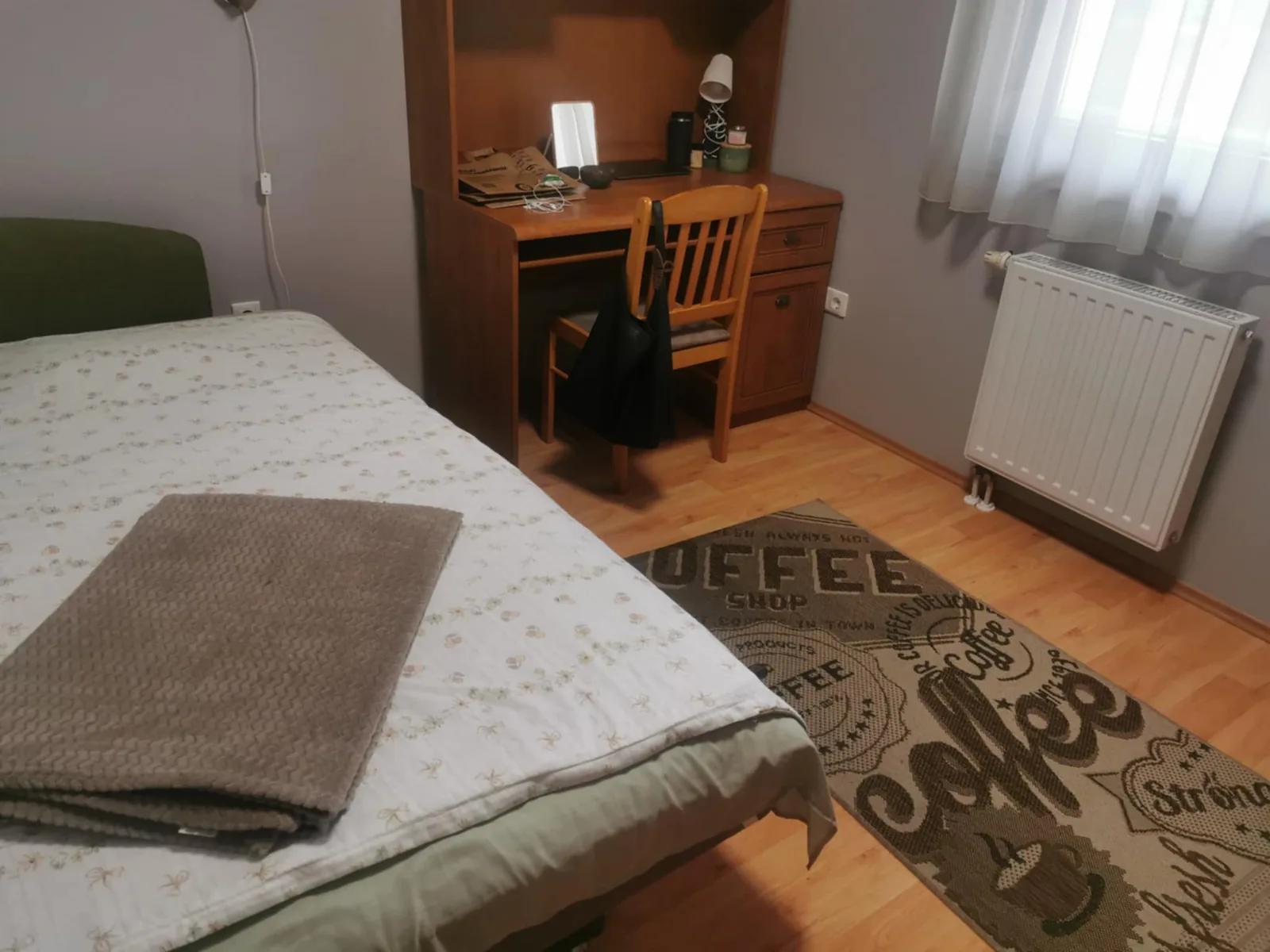 Ugyanaz a hálószoba takarítás után, rendezett ággyal és padlóval
